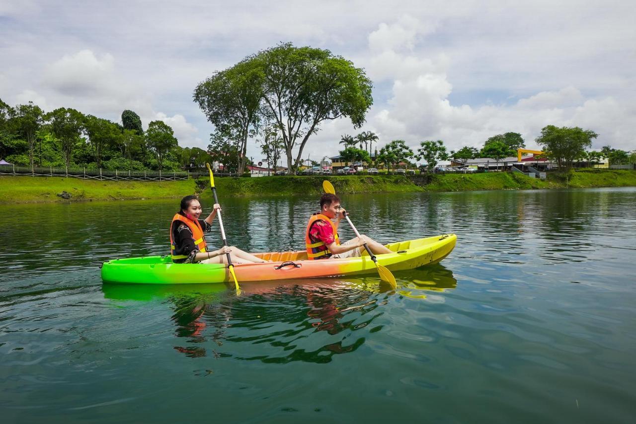 Roxy Tasik Biru Resort City Bau المظهر الخارجي الصورة